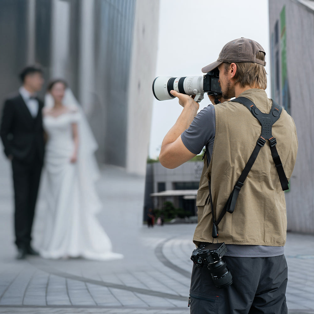 Use the Camera Strap Master to manage camera setups in wedding shootings.
