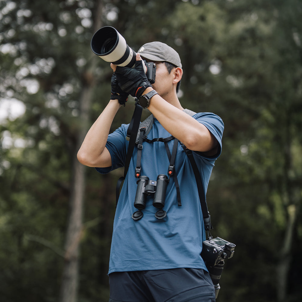 Shoot easily with the Camera Strap Master.