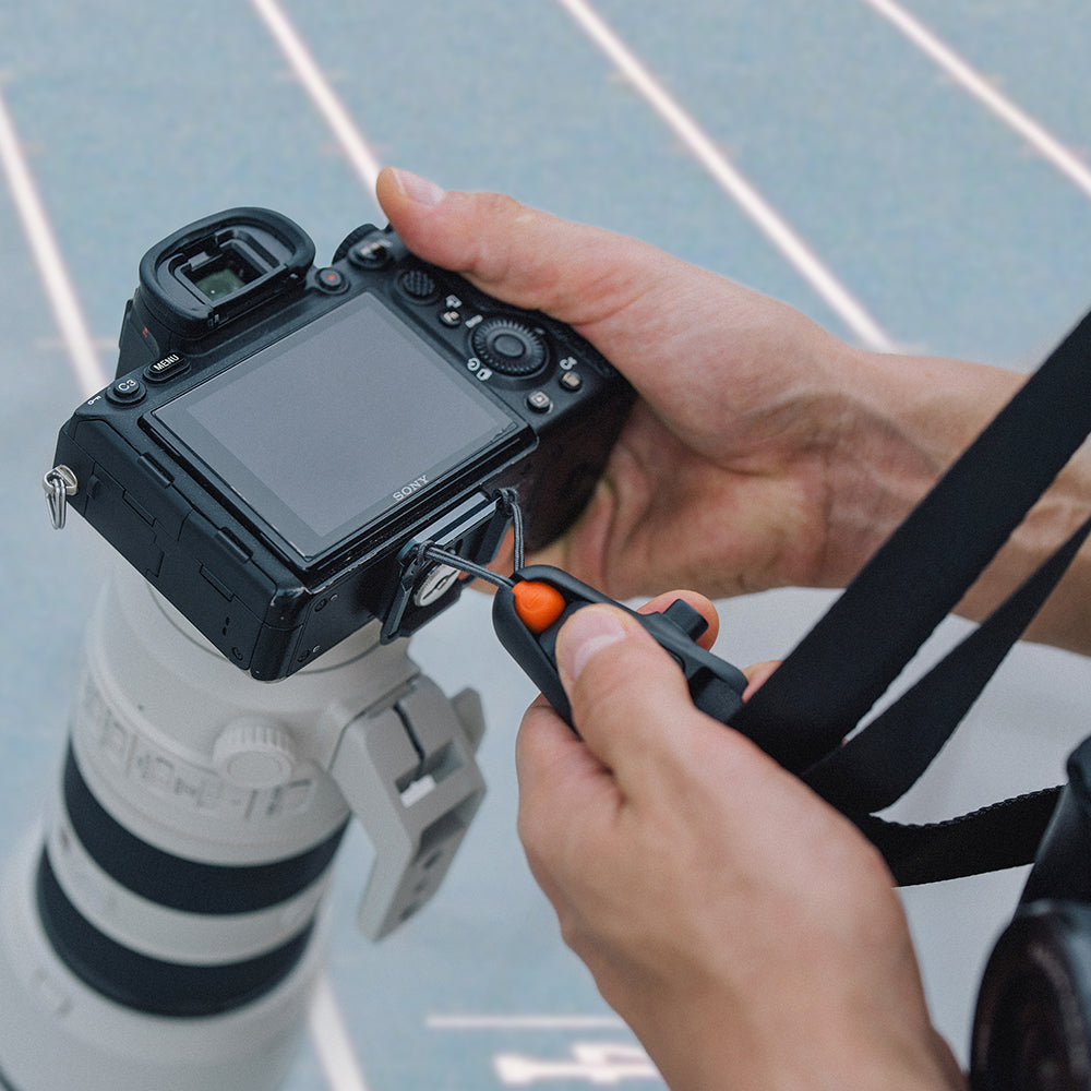  Camera Strap Pro is assembled with quick-release design.