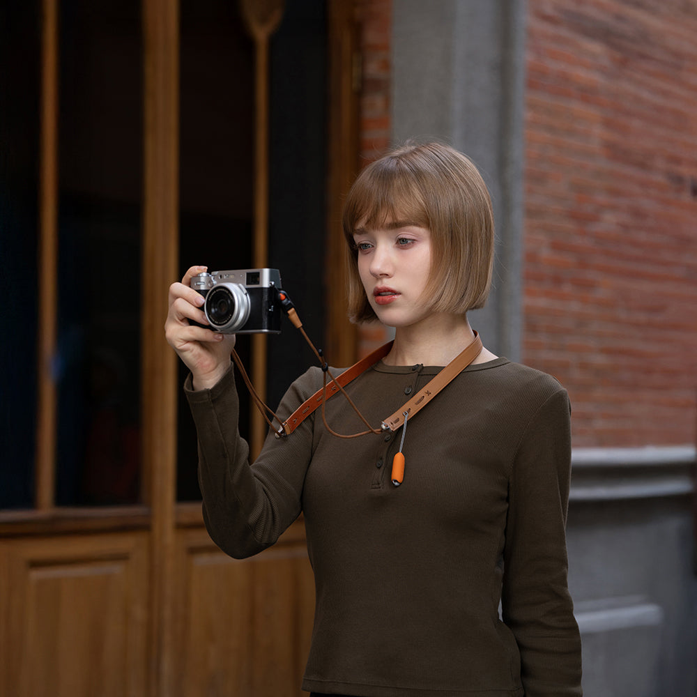 Camera Strap Slim (Vintage): Retro-inspired slim camera strap with timeless vintage charm.