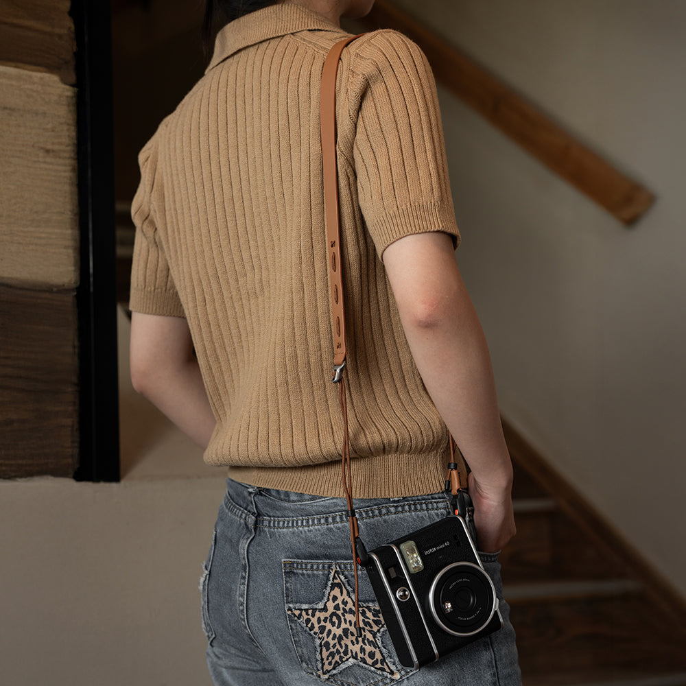 Camera Strap Slim (Vintage): featherlight design for all-day comfort in travel and street shooting.