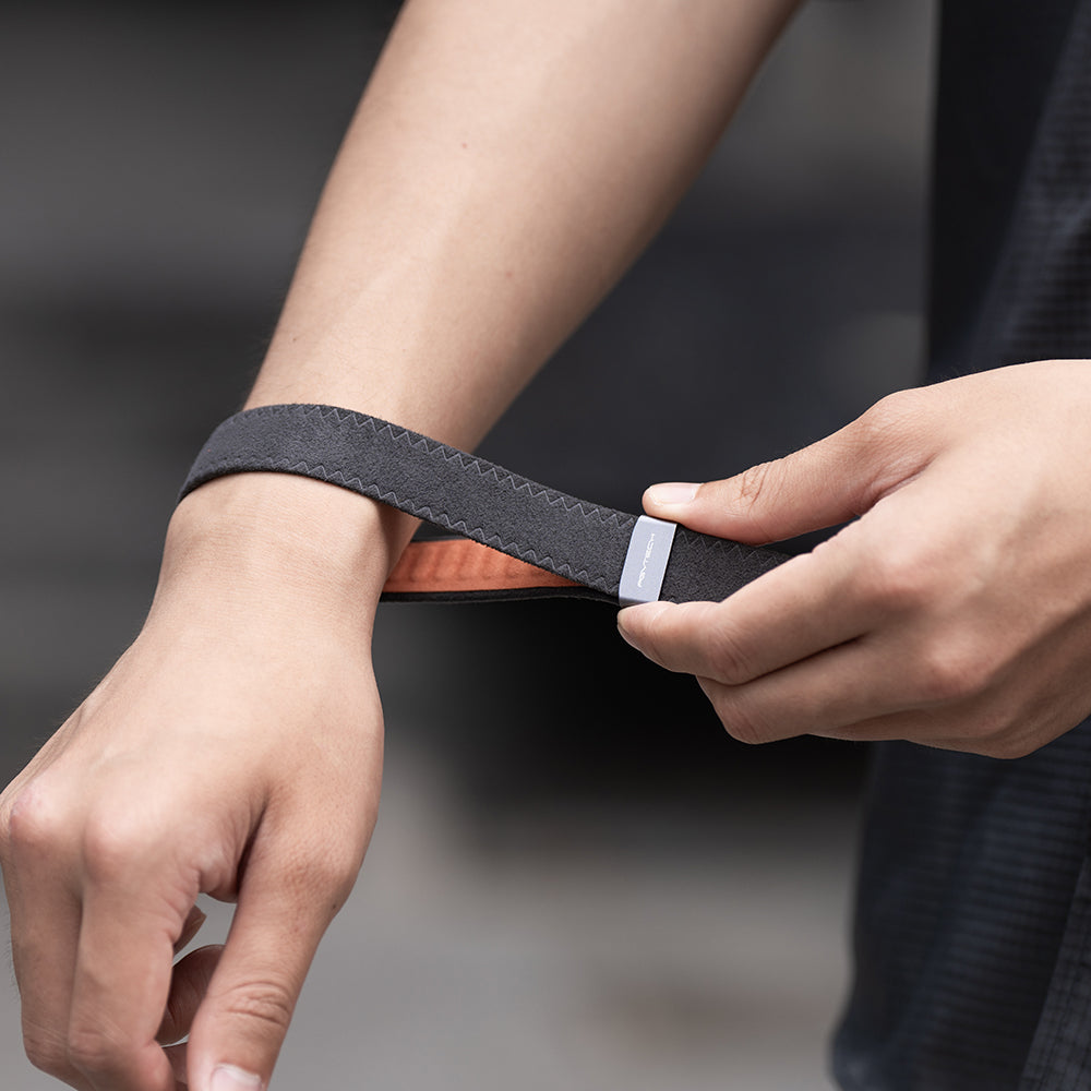 Camera Wrist Strap Air: Anodized aluminum-alloy adjuster with sleek textured leather-like surface.
