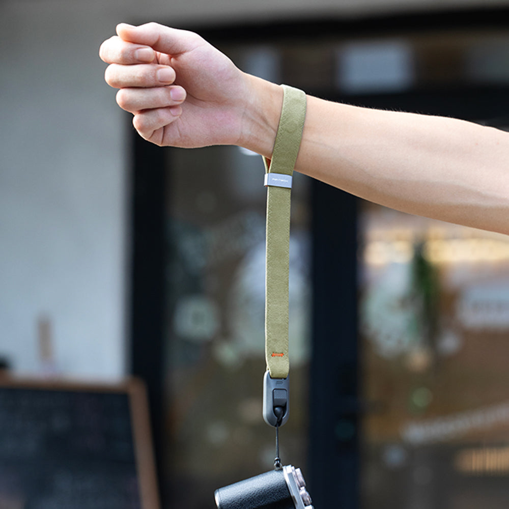 Camera Wrist Strap Air: Accidental drop protection with firm wrist locking.