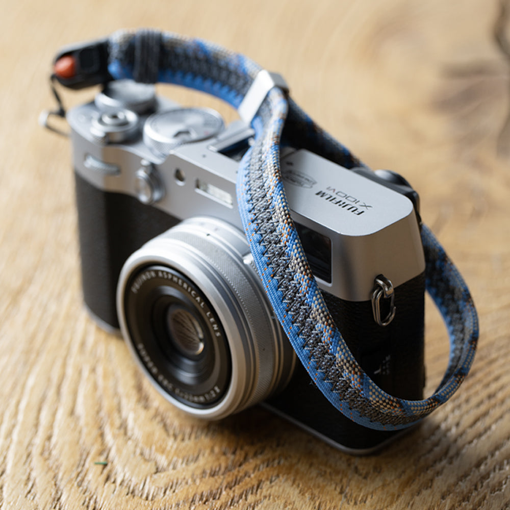Camera Wrist Strap Slim: Sleek Z-stitch design with mixed-width comfort.