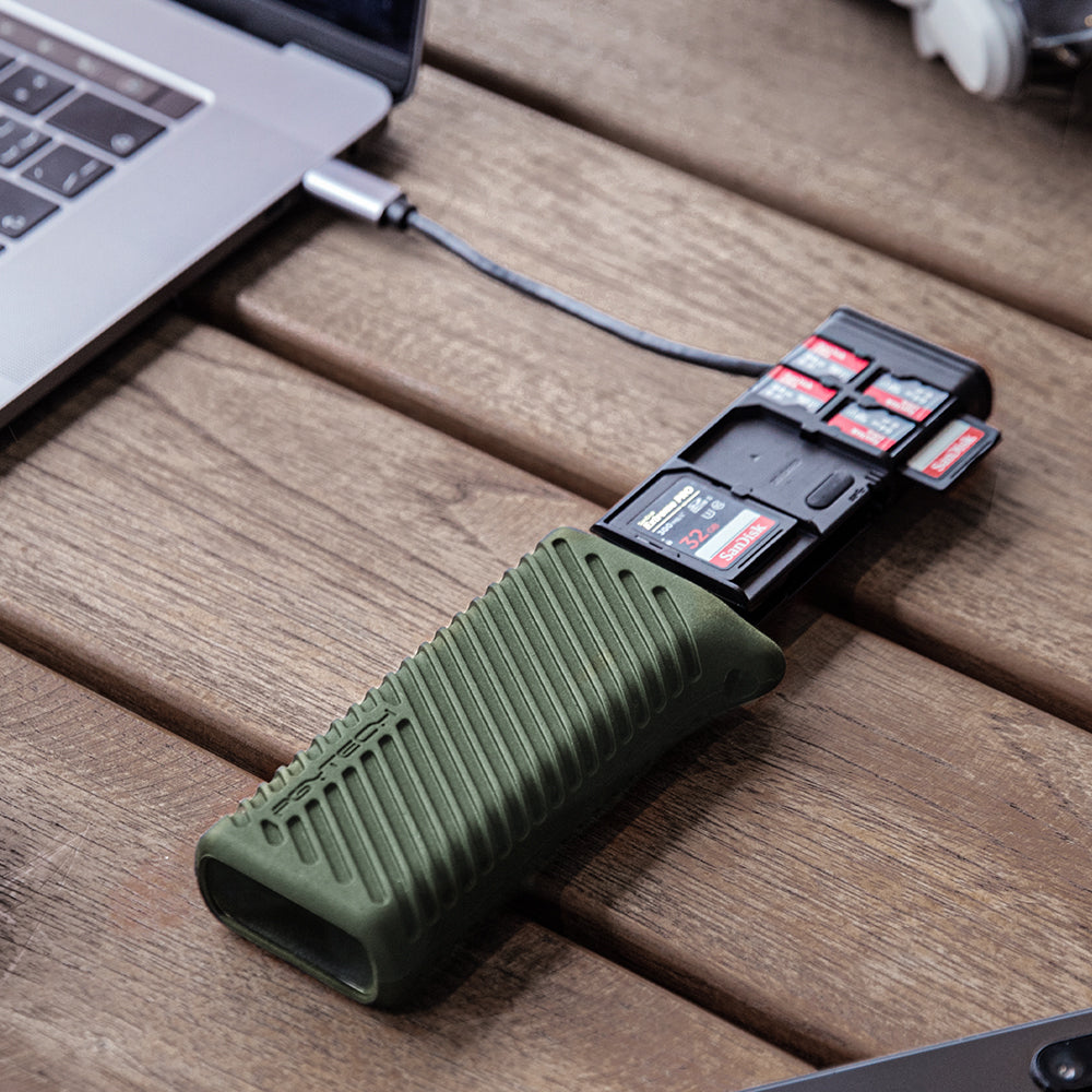 Connect the CreateMate High-speed Card Reader Case to your computer for rapid file transfers.