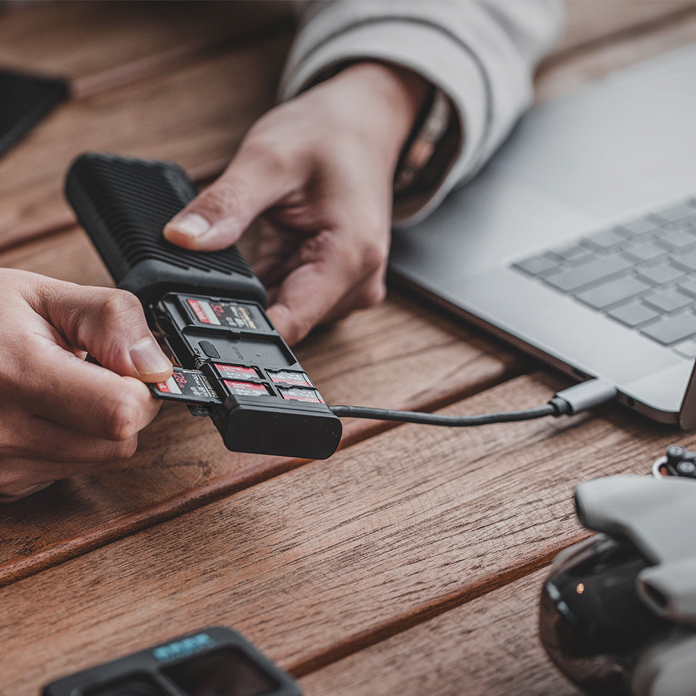 The CreateMate High-speed Card Reader Case is designed with SD and TF dual card slots
