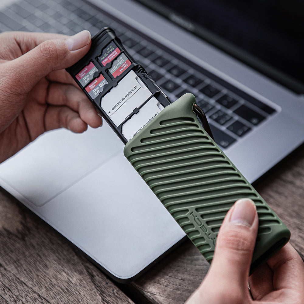 You can slide out the CreateMate High-speed Card Reader Case smoothly and easily