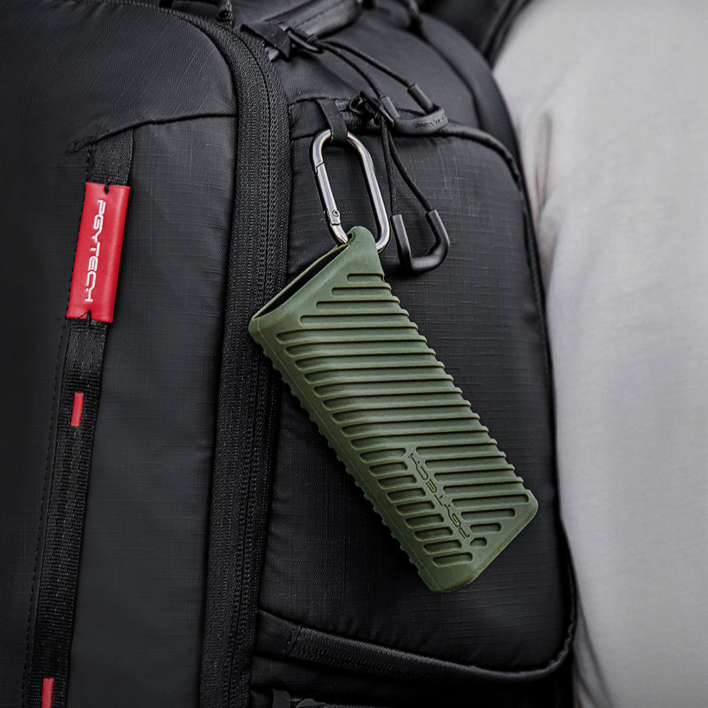 The CreateMate High-speed Card Reader Case is designed with carabiner clip, allowing easy carry.