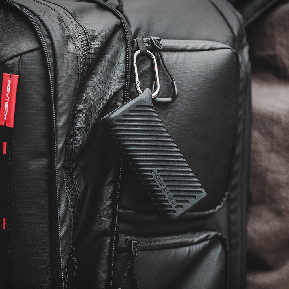 The CreateMate High-speed Card Reader Case is designed with carabiner clip, allowing easy carry.