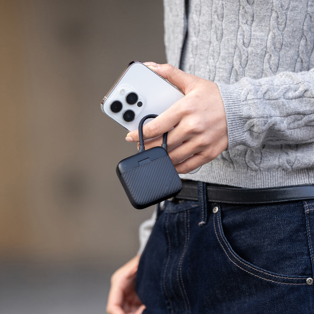 The CreateMate High-speed Mini Card Reader Case could be easily carried with fingers.