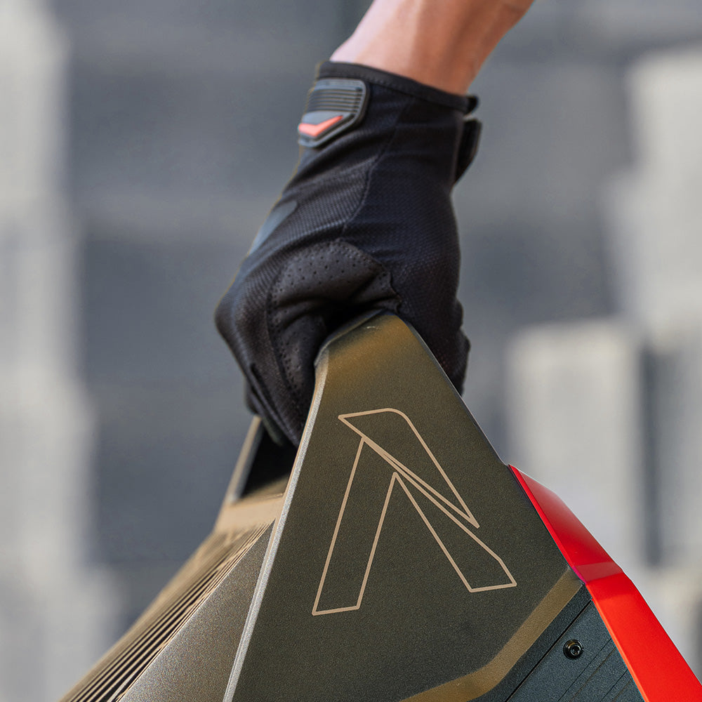 The double-layered construction effectively prevents pinching at the thumb crotch, eliminating uncomfortable friction points and providing a snug yet flexible fit.