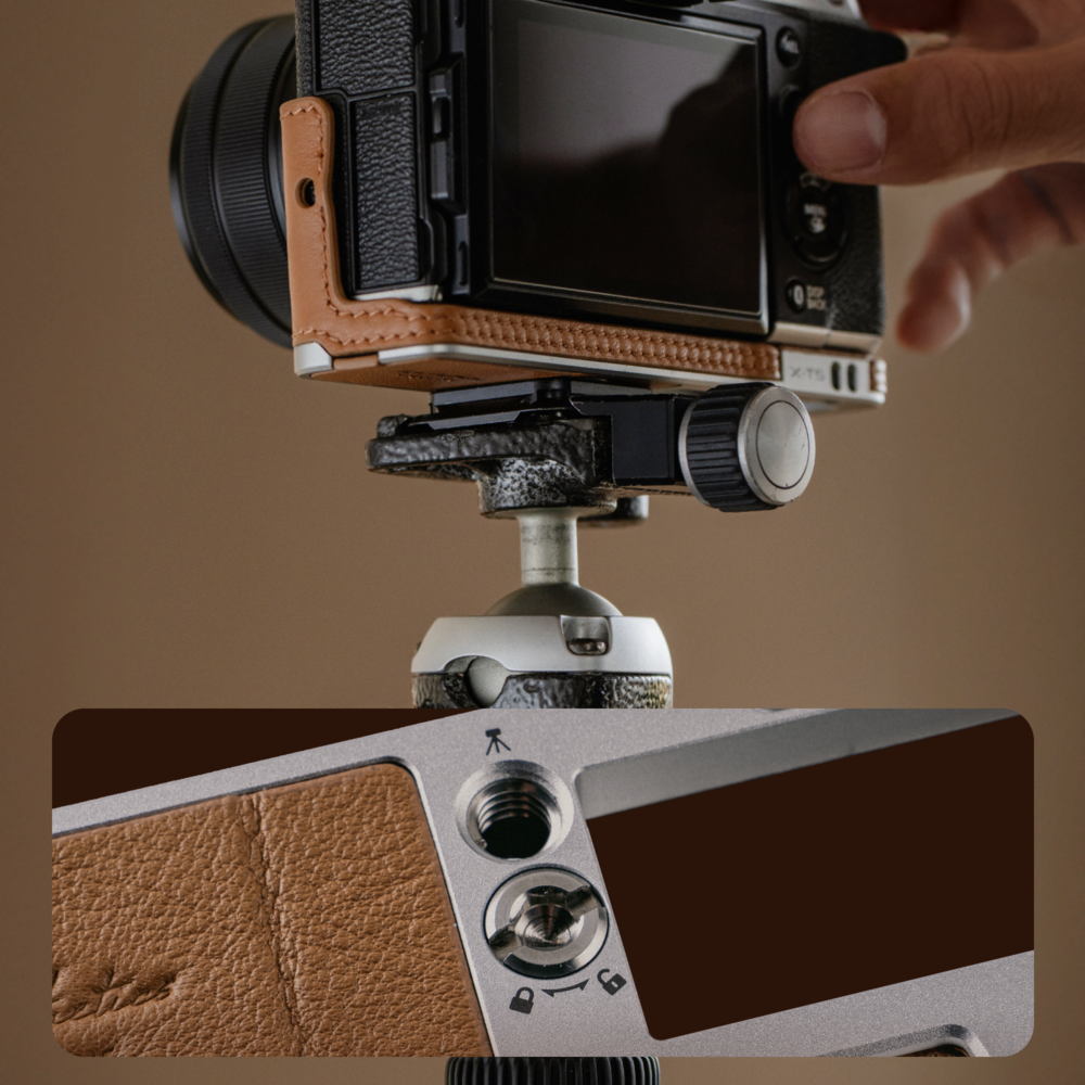 The Leather Camera Case (For FujiFilm）is featured with rugged, wear-resistant stainless steel
base with 1/4"-20 threaded socket is compatible
with tripods and other accessories to expand your
shooting possibilities.