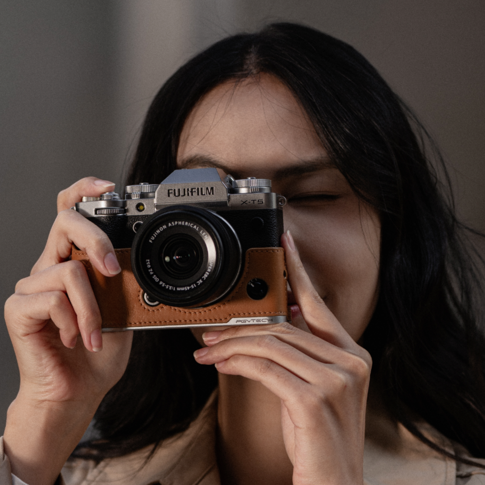 shoot with the Leather Camera Case (For FujiFilm）