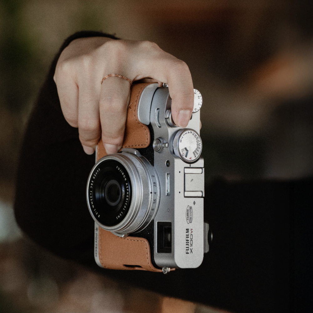 The Leather Camera Case (For FujiFilm） is featured with Integrated Handle
for a Natural,
Comfortable Grip