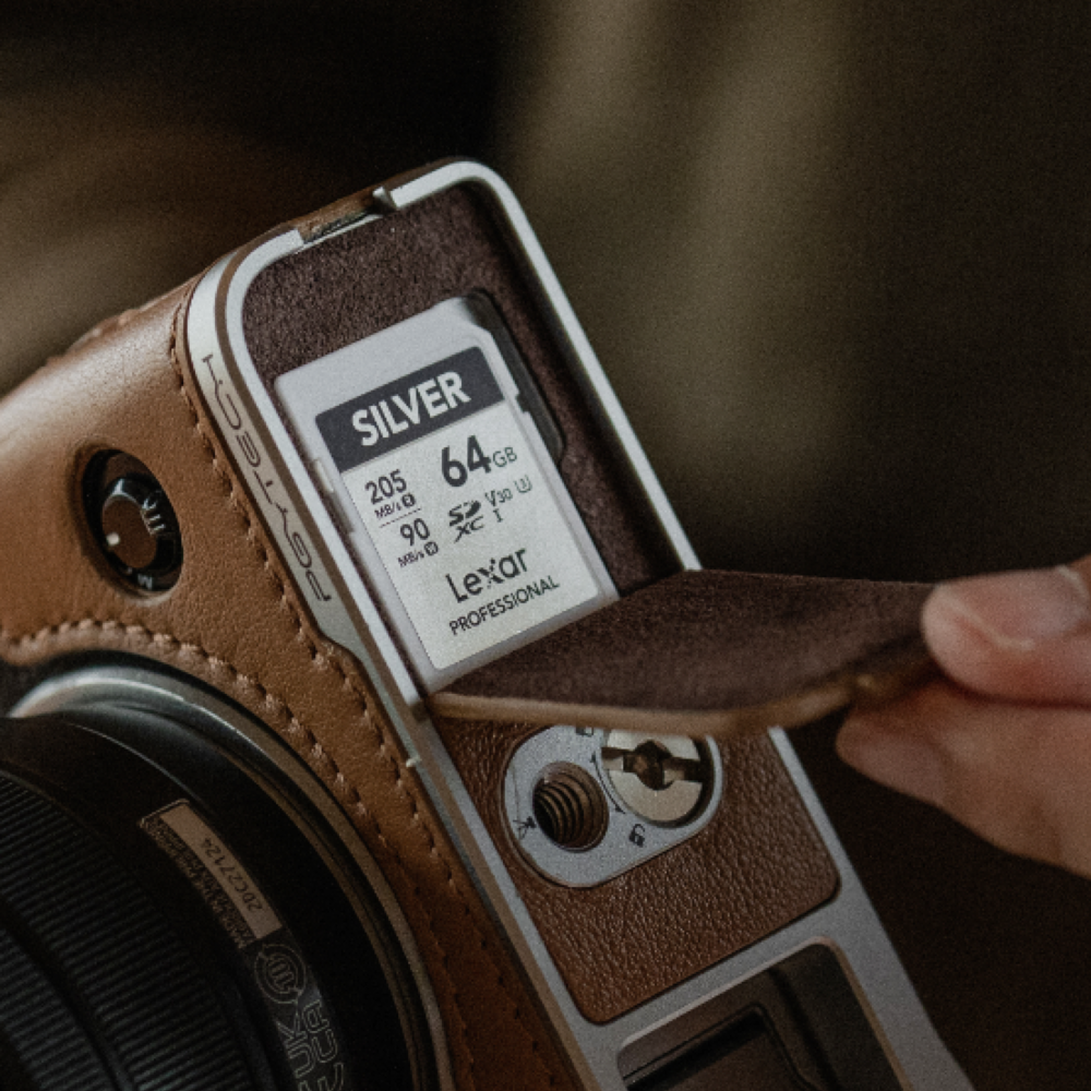 The built-in SD card storage slot of the Leather Camera Case (For FujiFilm） holds a spare memory card, so you can travel with
confidence – always prepared.