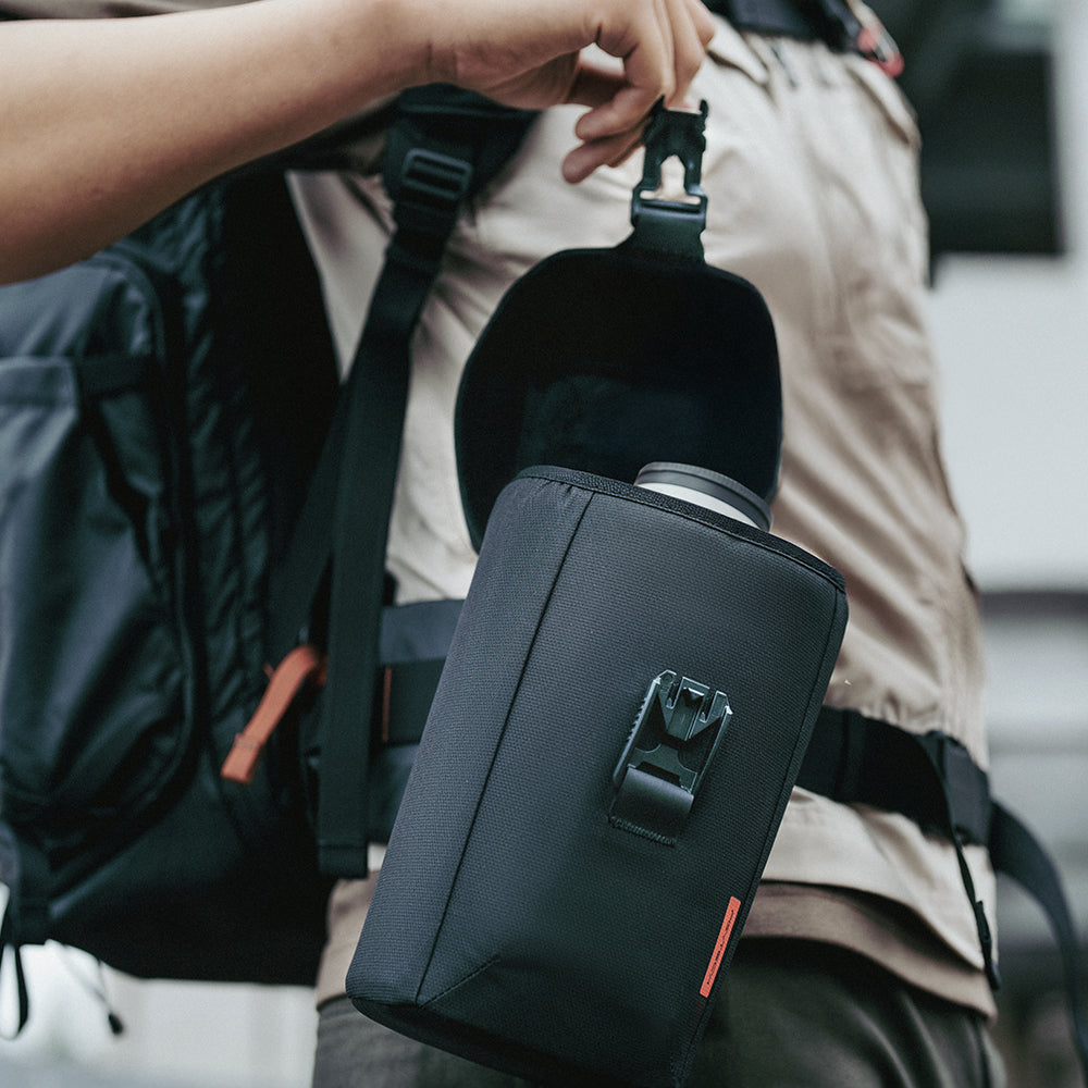 The lens case is featured with magnetic  buckle for single-hand access