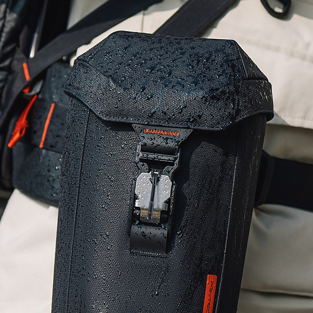 The lens case is featured with splash resistance surface