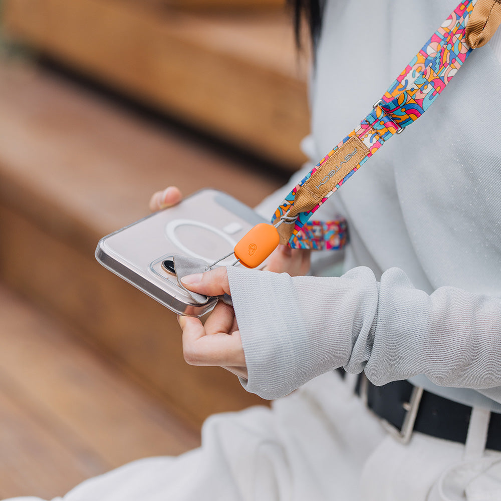 The LinkGo Phone Photography Strap(Webbing) is featured with a built-in lens cloth