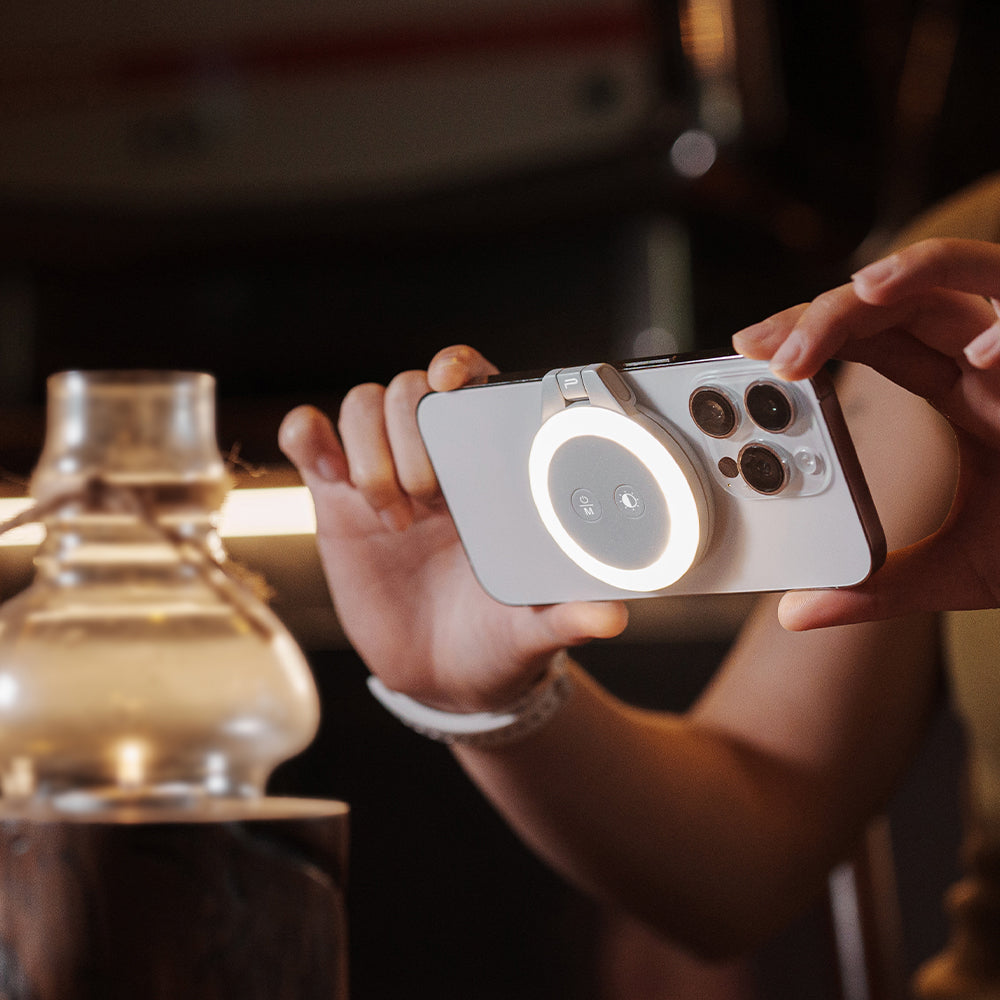 MagGlow Phone Fill Light: Easy attachment to smartphones