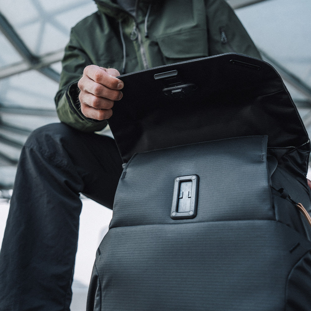 The OneGo 2 Backpack features an original one-handed closure system with a hidden magnetic buckle, allowing quick top access for effortless opening and closing.