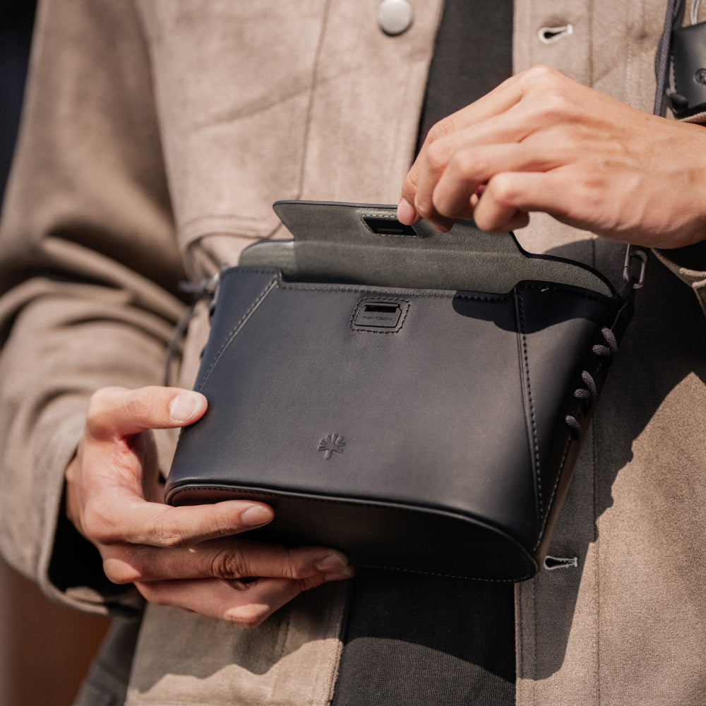 The OneGo Classic Crossbody Mobile Bag is designed with quick access