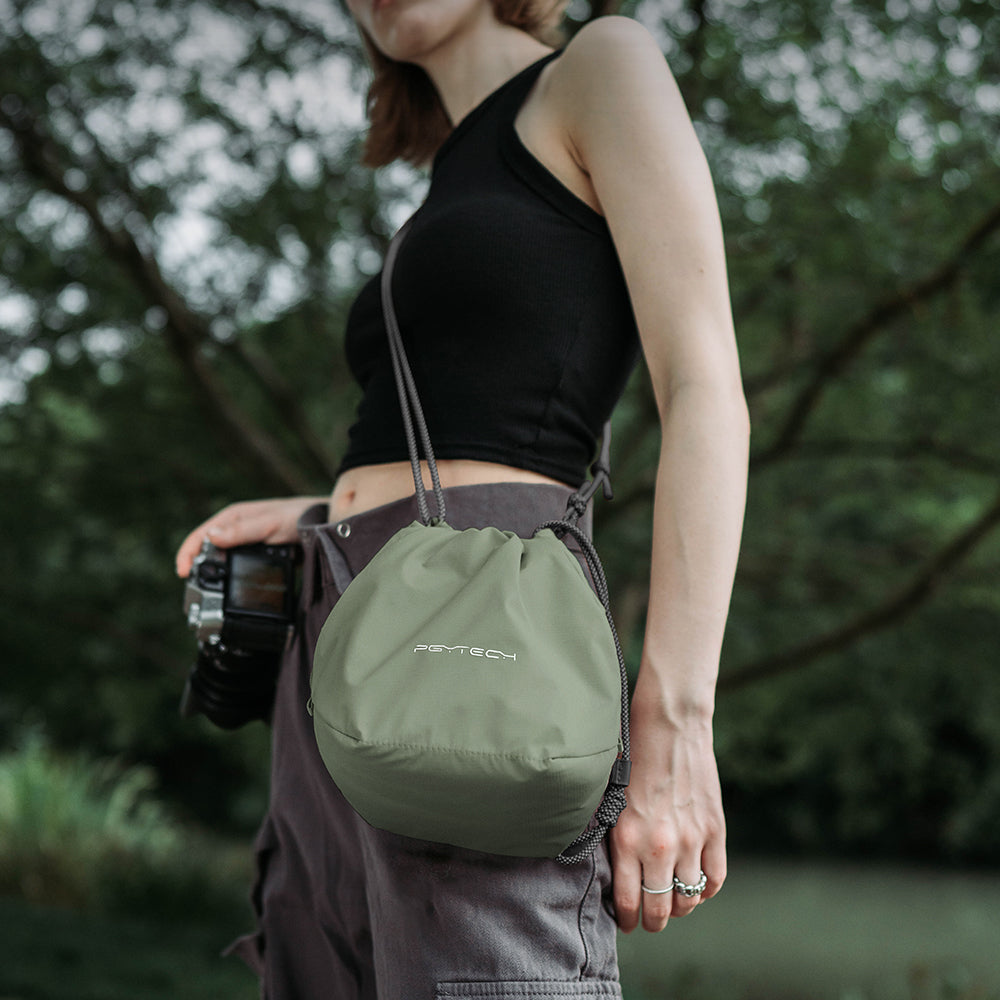 bolso para cámara onego con cordón y diseño forestal 