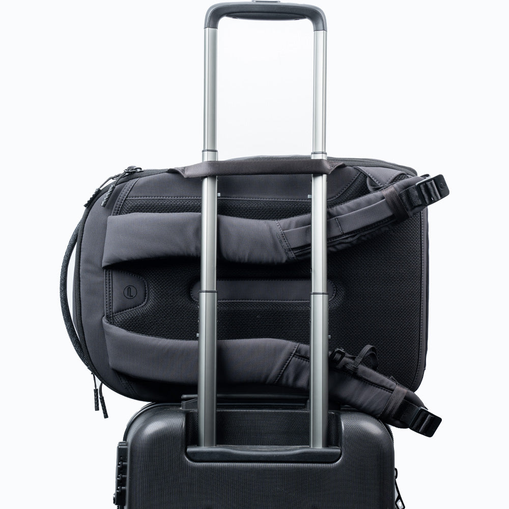 OneGo Lite Backpack：Side handle for easy pairing with luggage