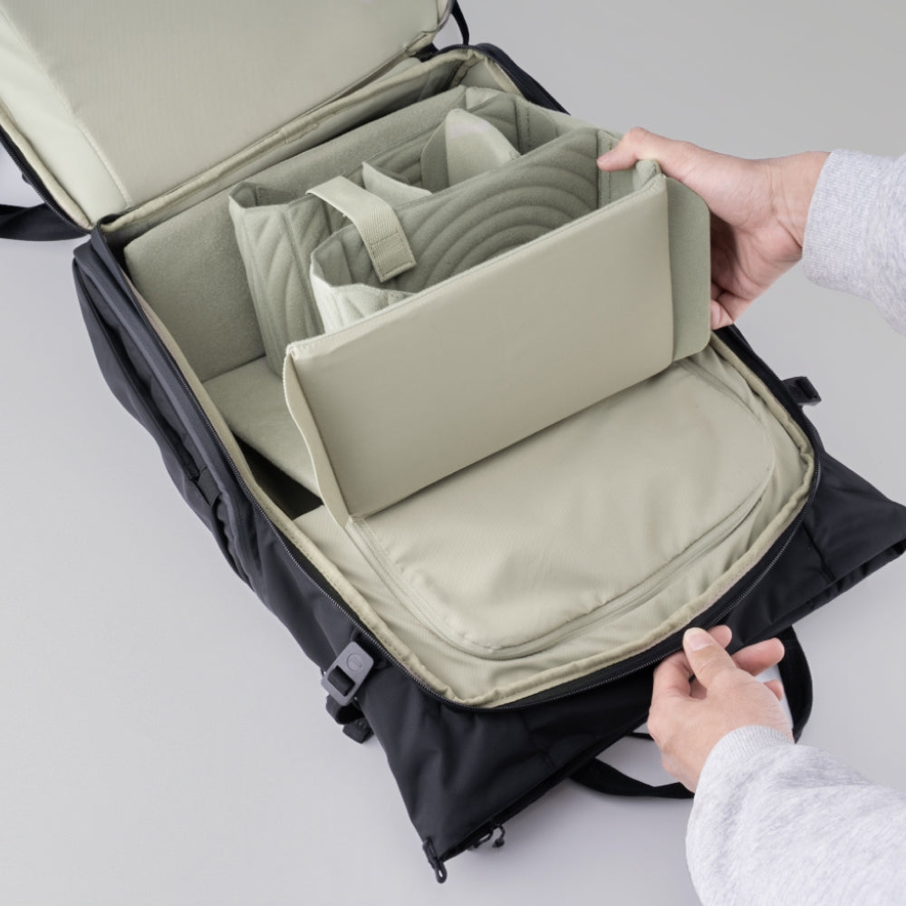 The OneGo Roamer Tote Backpack features a 180 degree rear opening for easy access to all your gear.
