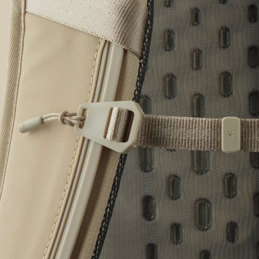 180° back lay-Flat opening for easy access and organization.