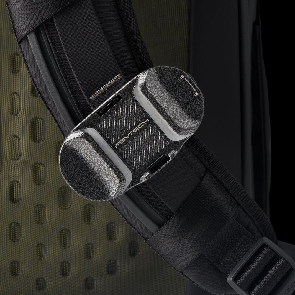  Shoulder strap with quick-clip slot, convenient for camera attachment