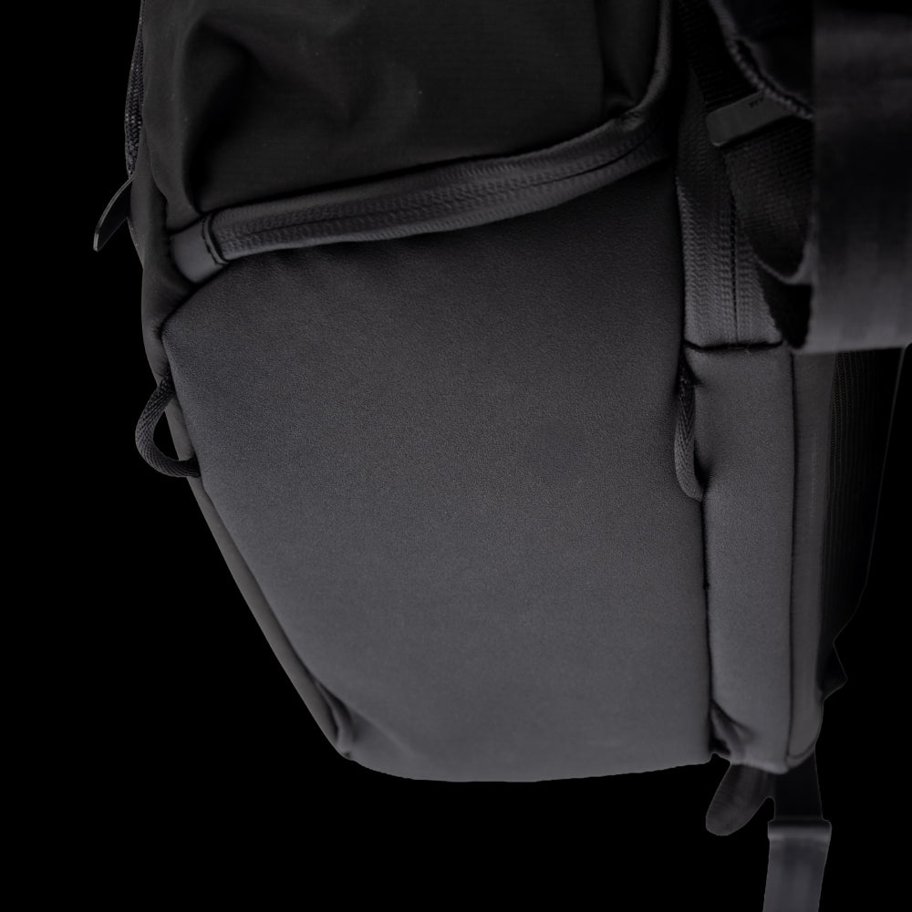 The OneGo Roamer Tote Backpack comes with reinforced bottom protection to defend against bumps and impacts