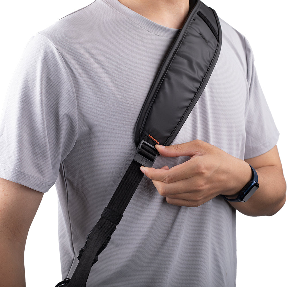 OneMo Travel Backpack is featured with thick、wide、adjustable shoulder strap.