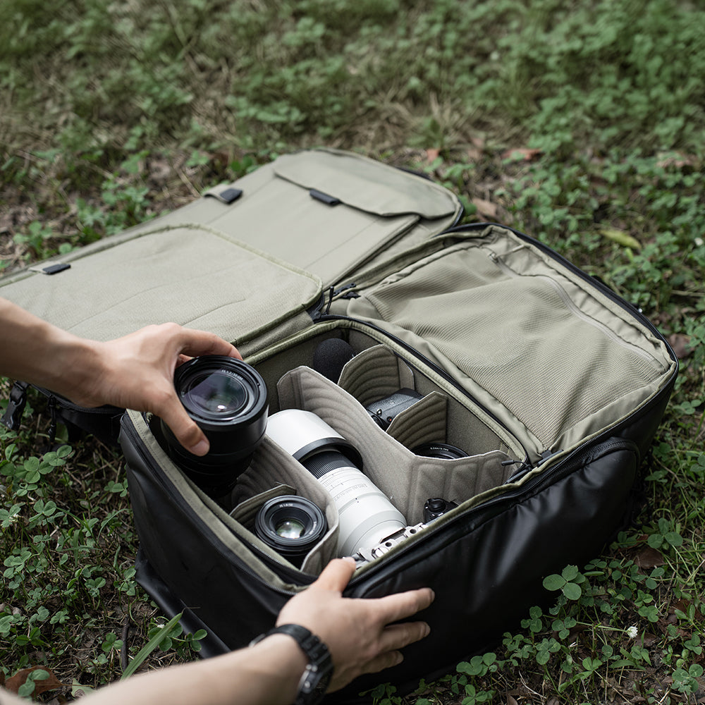 The OneMo Travel Backpack is clamshell opening.