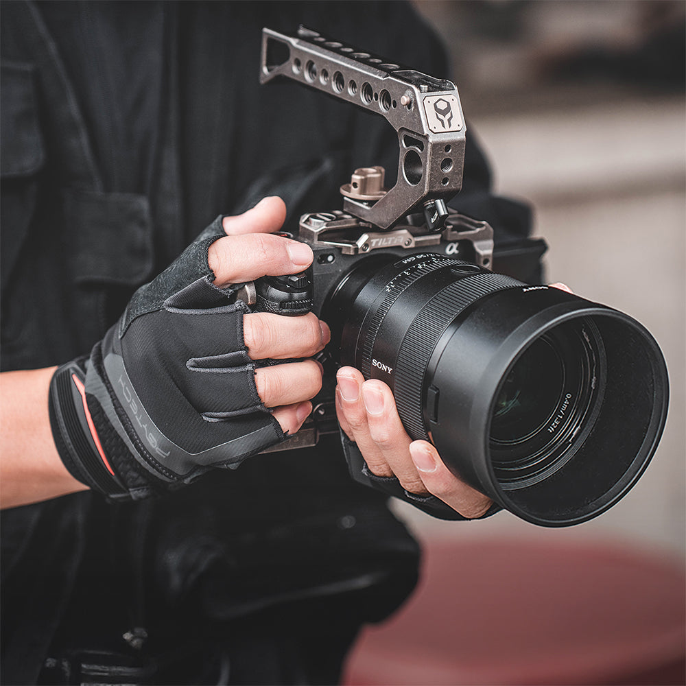 The Fingerless Photography Gloves​ allow you to shoot while maintaining full control and easy operation​ of your camera.