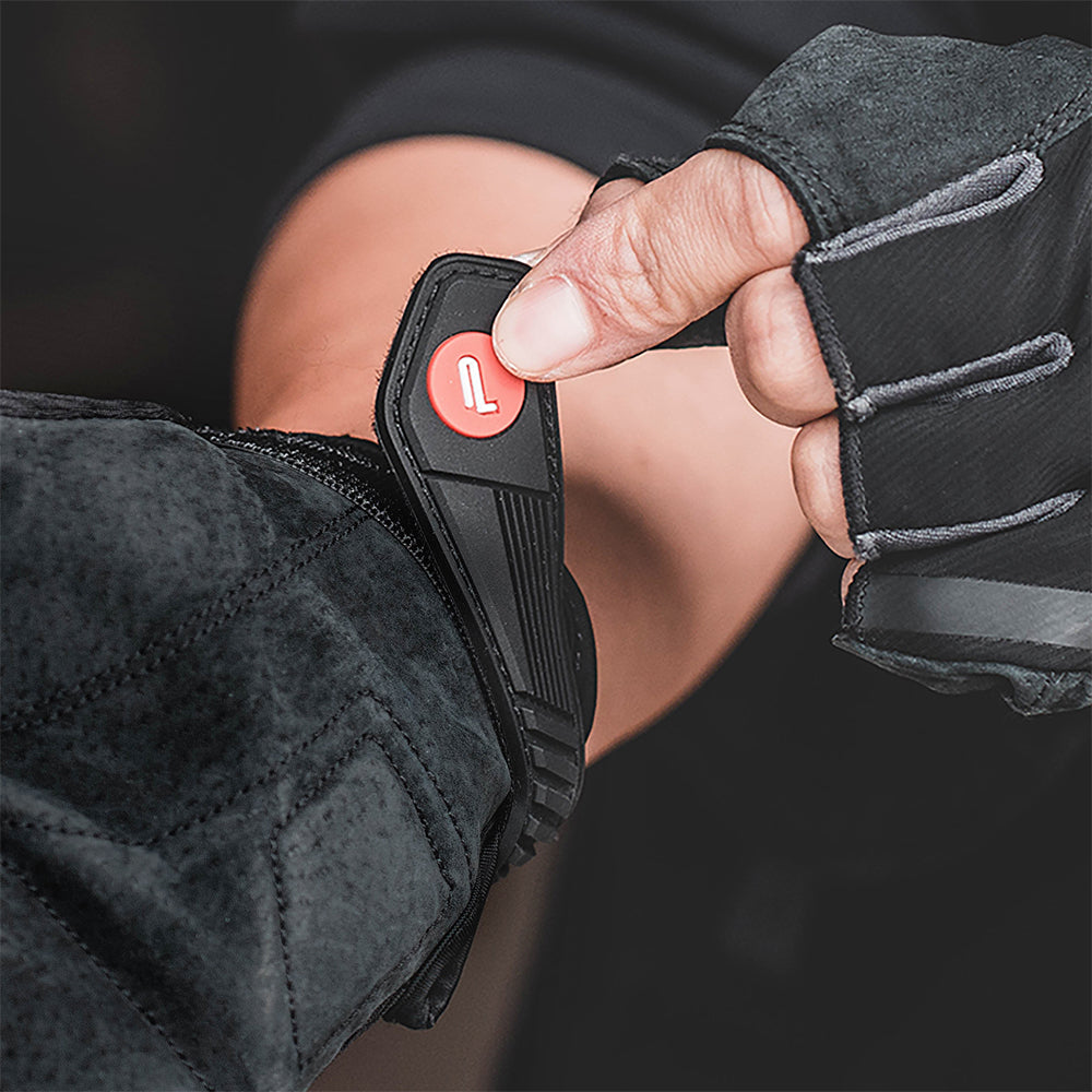 The Photography Gloves (Fingerless)​ feature a rubber-textured cinch strap​ that is flexibly adjustable based on wrist size. This design ensures a snug, close fit, allowing the gloves to conform perfectly to your hand shape at all times for maximum comfort and stability.