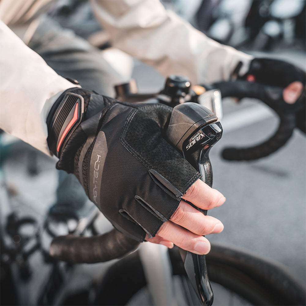 Use the Photography Gloves (Fingerless)​ for outdoor adventure