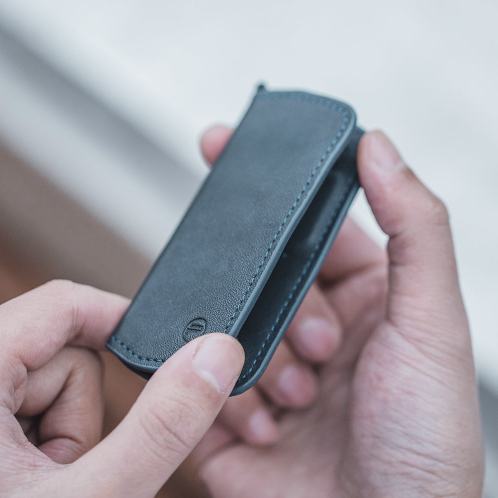 memory-card-wallet-deep-navy-The built-in magnet for a snap closure adds extra security