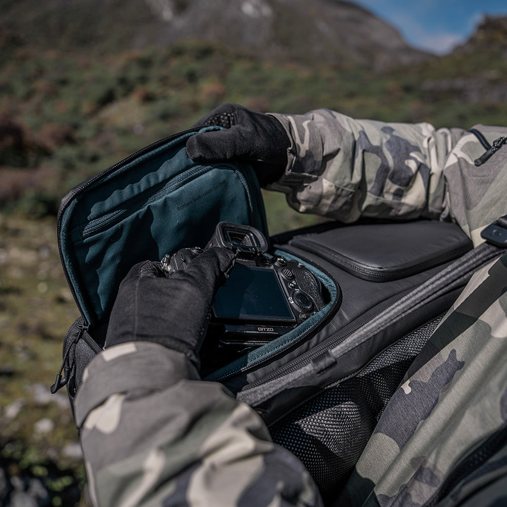 OneMo 2 Backpack has double quick accesses
on the side make camera
retrieval simple and easy.