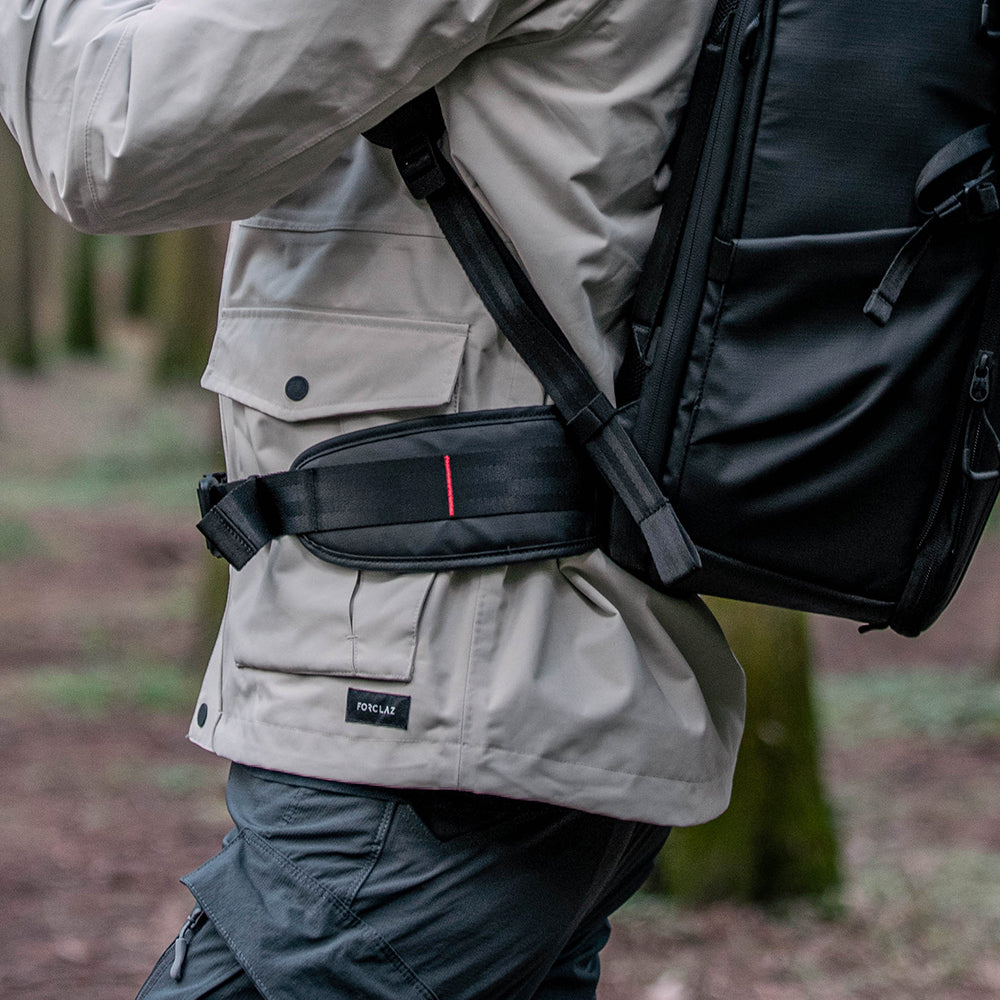  Detachable waist strap of the OneMo 2 Backpack with soft padding greatly relieves pressure.